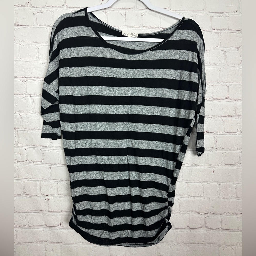 One Clothing Womens Top Gray Striped 1/2 Sleeve side rousching Knit shirt sz S‎